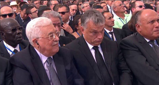 وزير الخارجية المصرى بجوار الرئيس الفلسطينى أبو مازن خلال مراسم جنازة الرئيس الإسرائيلى السابق شيمون بيريز